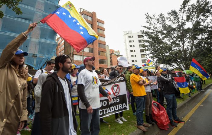 Integrantes de la comunidad venezolana en Colombia protestan contra las elecciones para la Asamblea Constituyente en Bogotá este 30 de julio de 2017. El gobierno de Colombia aseguró que no reconocerá los resultados de las elecciones.