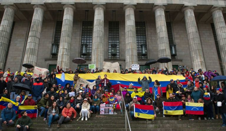 Integrantes de la comunidad venezolana en Argentina protestan contra las elecciones para la Asamblea Constituyente en Buenos Aires este 30 de julio de 2017. El gobierno de Argentina aseguró que no reconocerá los resultados de las elecciones.