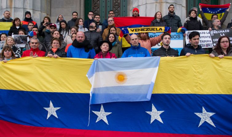 Integrantes de la comunidad venezolana en Argentina protestan contra las elecciones para la Asamblea Constituyente en Buenos Aires este 30 de julio de 2017. El gobierno de Argentina aseguró que no reconocerá los resultados de las elecciones.