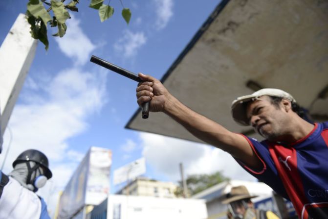 Un manifestante opositor dispara un arma hechiza durante una manifestación en contra de la Asamblea Nacional Constituyente en Caracas este 30 de julio del 2017. En algunas calles de la capital de Venezuela se observan manifestantes y policías enfrentados entre bombas improvisadas, gas lacrimógeno y perdigones.