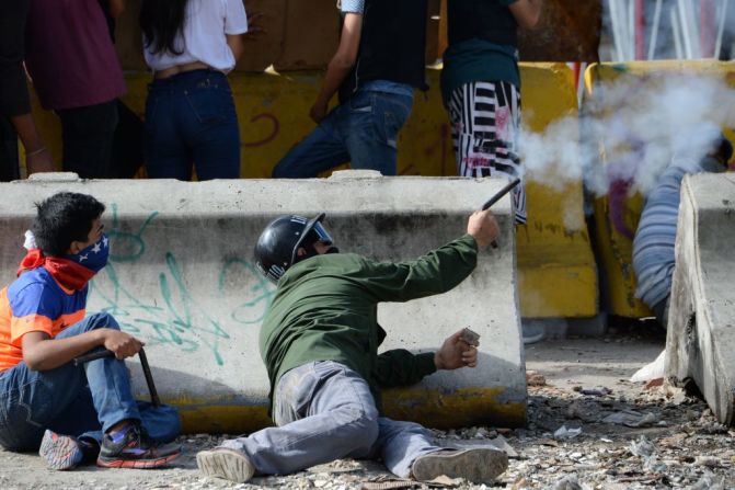 Un manifestante opositor dispara un arma hechiza durante una manifestación en contra de la Asamblea Nacional Constituyente en Caracas este 30 de julio del 2017. En algunas calles de la capital de Venezuela se observan manifestantes y policías enfrentados entre bombas improvisadas, gas lacrimógeno y perdigones.