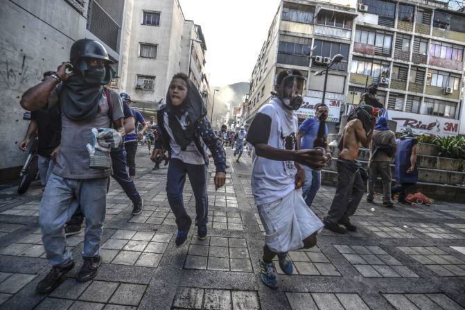 Manifestantes antigobierno avanzan por las calles de Caracas en la jornada de votación para la Asamblea Nacional Constituyente.