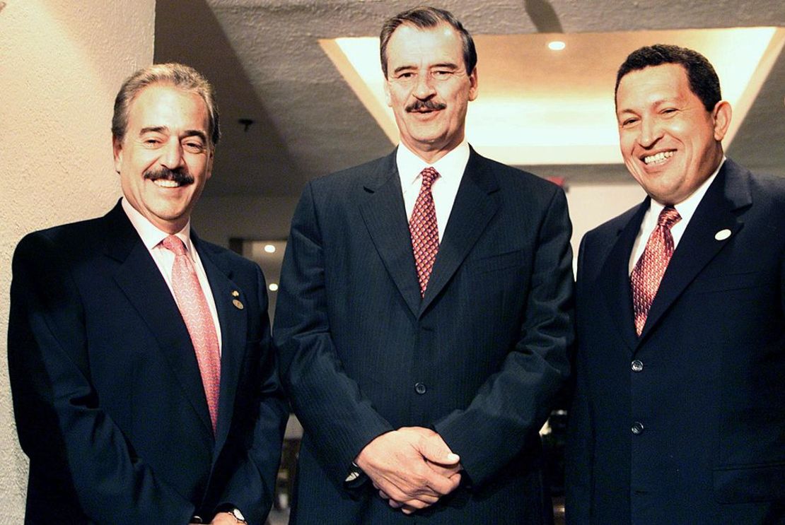 El entonces presidente electo de México, Vicente Fox, recibió a los presidentes de Colombia, Andrés Pastrana, y de Venezuela, Hugo Chávez, el 30 de noviembre del año 2000 en Ciudad de México.