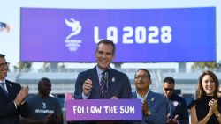 El alcalde de Los Ángeles,
 Eric Garcetti, anuncia que su ciudad será sede de los Juegos Olímpicos de 2028.