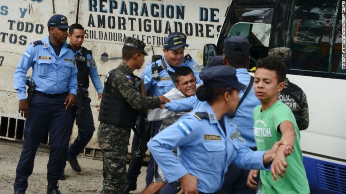 La policía de Honduras sostiene a un menor cuyo padre fue asesinado en 2016 por supuestos miembros de las pandillas por haberse negado a pagarles un “impuesto de guerra” en Tegucigalpa, la capital hondureña.