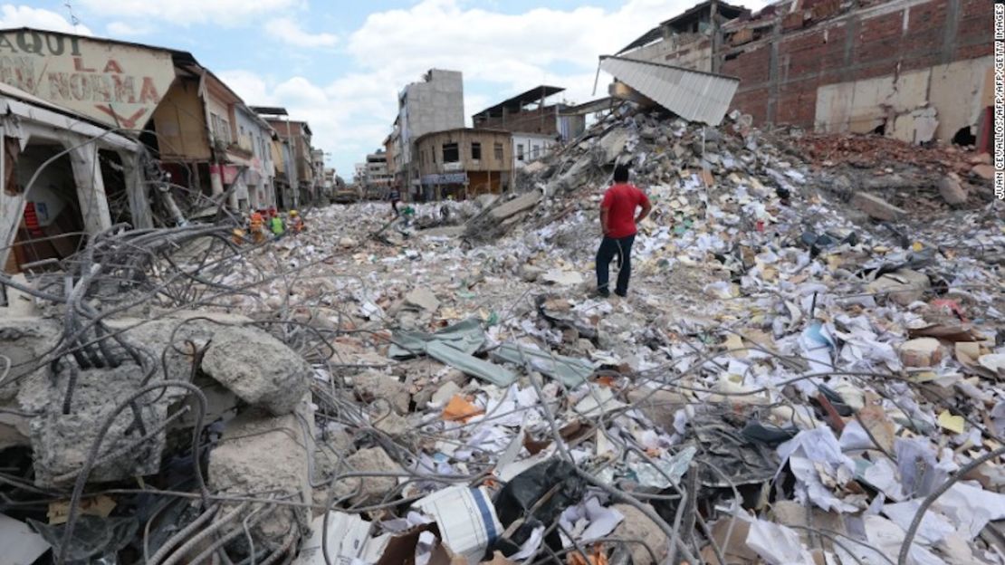 Un hombre camina sobre los escombros en Portoviejo, Ecuador, luego del terremoto de 2016 que mató a más de 650 personas.Holly Yan