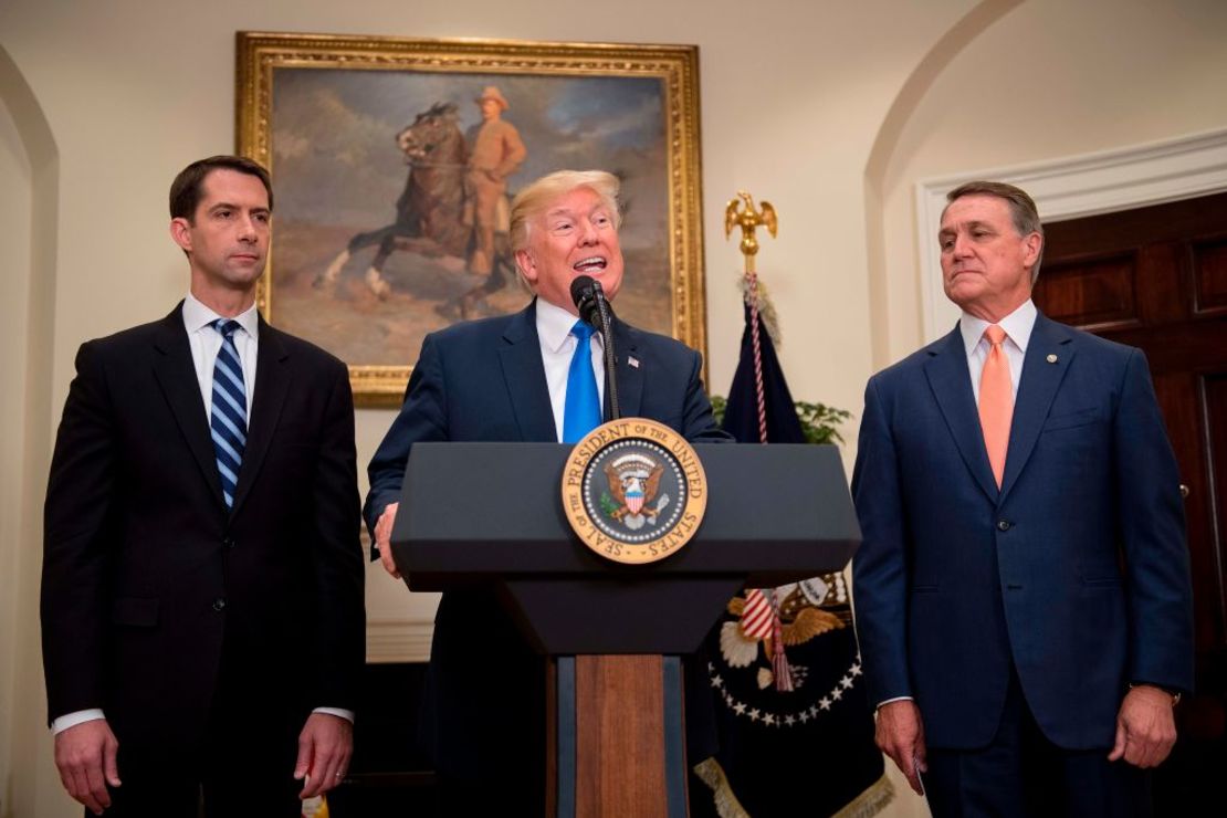 El presidente de Estados Unidos, Donald Trump (c), junto a los senadores Tom Cotton (i) y David Perdue (d).