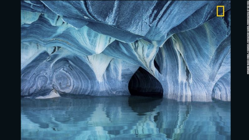 "Cuevas de Mármol". La primera mención honorífica en la categoría de Naturaleza del concurso es esta foto de las cuevas de mármol de la Patagonia de Clane Gessel.