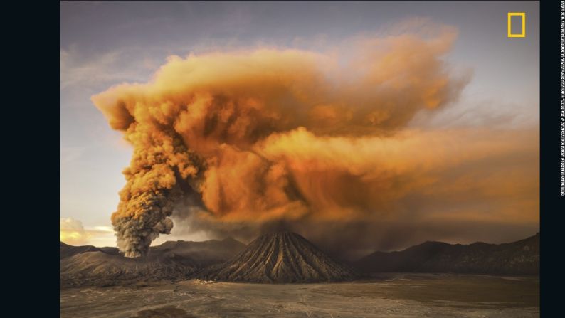 "Monte Bromo": La tercera mención honorífica en la categoría de Naturaleza del concurso es para Reynold Riksa Dewantara. "El volcán Monte Bromo es un pequeño, pero activo cono de ceniza volcánica en Java, (Indonesia)", asegura el fotógrafo sobre esta imagen. "A principios de 2016, estuve en el Monte Bromo durante el aumento de la actividad sísmica que provocó un estado de alerta".