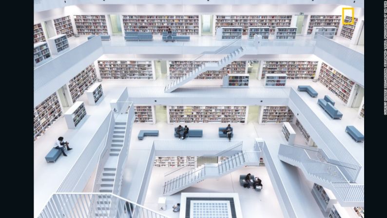 "Niveles de lectura". El primer premio en la categoría de Ciudad del Concurso de Fotografía de Viajes de National Geographic de 2017 es Norbet Fritz con su imagen del "interior moderno de la biblioteca de la ciudad de Stuttgart". Fritz dice lo siguiente sobre su imagen: "Con su amplio espacio en el centro, de donde proviene la luz natural a través de las ventanas en la parte superior, tiene un ambiente muy único, donde puedes ampliar tus conocimientos".