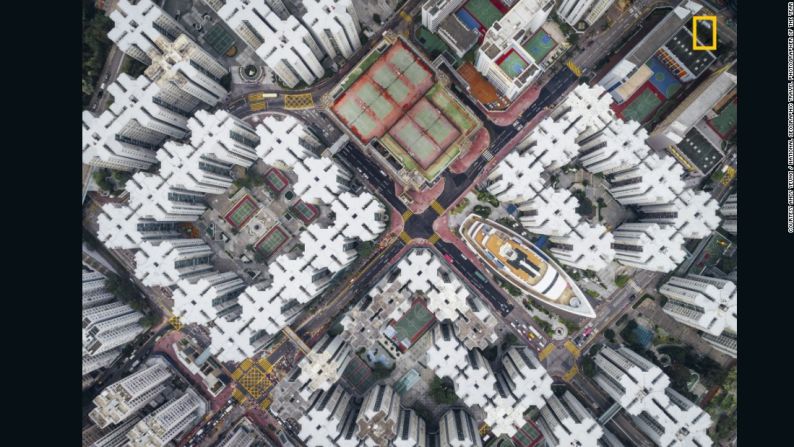 "Ciudad Amurallada # 08". El ganador del segundo premio en la categoría de Ciudad es Andy Yeung, quien asegura: "La ciudad amurallada de Kowloon era el lugar más denso de la Tierra. Cientos de casas apiladas unas encima de otras encerradas en el centro de la estructura. Muchas no tenían acceso a espacios abiertos. Esta famosa ciudad fue finalmente demolida en 1990. Sin embargo, si miras con suficiente fuerza, te darás cuenta que la ciudad no está muerta. Parte de ella todavía existe en muchos de los actuales apartamentos de viviendas de alta densidad. Espero que esta serie pueda hacer que la gente piense en la vida claustrofóbica en Hong Kong con un nueva perspectiva".