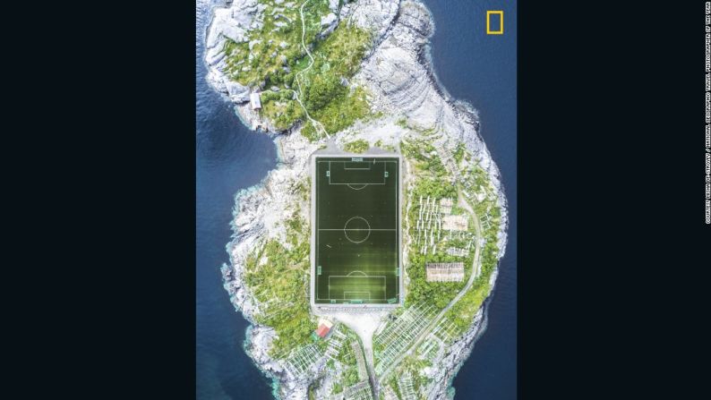 "Cancha de fútbol de Henningsvær". El ganador del tercer premio en la categoría de Ciudad es Misha De-Stroyev. "Este campo de fútbol en Henningsvær, en las Islas Lofoten, es considerado uno de los campos más sorprendentes de Europa, y tal vez incluso del mundo. La foto fue tomada durante un viaje de vela de 10 días en Noruega, en junio de 2017. Llegamos a Henningsvær después de una semana de navegación a través del clima frío y lluvioso. Después de nuestra llegada, el clima se aclaró. Tuve la suerte de que las condiciones eran adecuadas para volar mi dron, y logré capturar esta imagen desde una altura de 120 metros".