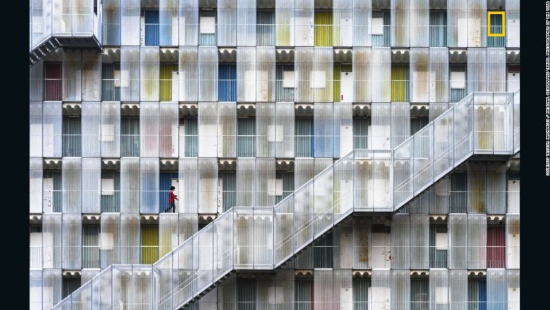 "Apartamentos coloridos". La primera mención honorífica en la categoría de Ciudad es para Tetsuya Hashimoto. "Este edificio es un complejo de apartamentos en la prefectura de Gifu, en Japón", afirma Hashimoto. "Es muy colorido, pero es una vivienda colectiva común donde la gente puede vivir".