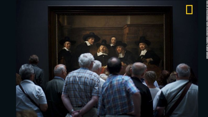 "Momento Interesante". El ganador del segundo premio en la categoría de Personas es Julius Y. He aquí cómo describe su fotografía: "Los visitantes del museo miran con curiosidad la pintura de Rembrandt 'Los Síndicos de los Pañeros', en la que se da la ilusión de que la gente en las pinturas también está mirando con curiosidad a los visitantes".