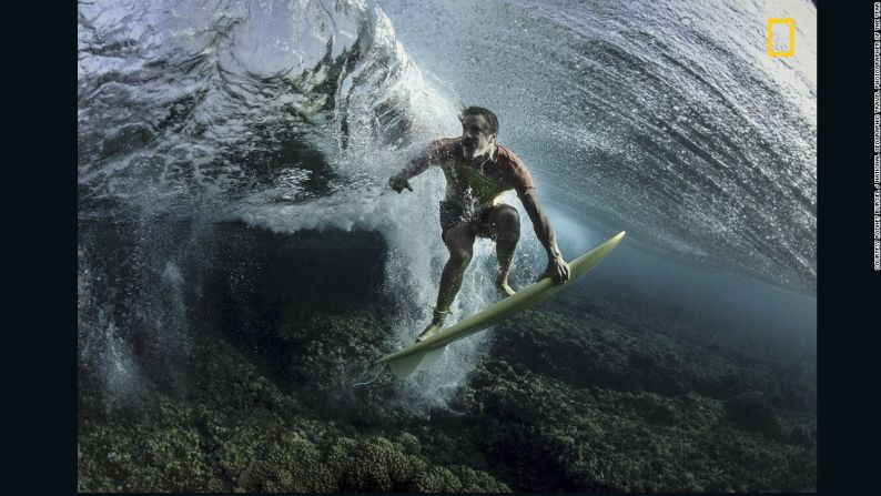 "Bajo la ola". El ganador del tercer premio en la categoría de Personas es Rodney Bursiel. "Hace poco viajé a Tavarua (Fiji) para hacer algunas fotografías de surf con el surfista profesional Donavon Frankenreiter en Cloudbreak. Estoy siempre buscando nuevos ángulos y perspectivas. Las tomas de surf habituales se han hecho casi todas, así que decidimos ser un poco creativos. Te hace mirar todo dos veces", afirma Bursiel.