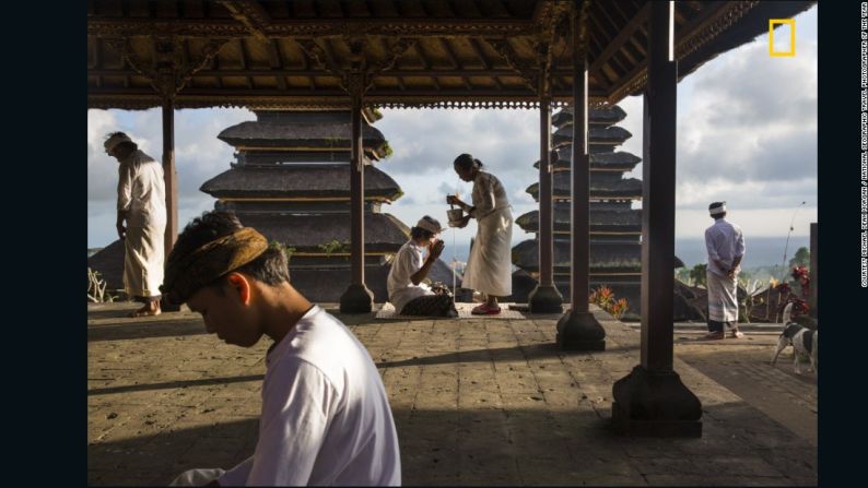 "Bendición en Besakih". La tercera mención honorífica en la categoría de Personas fue pata Michael Dean Morgan. "El templo de Besakih fue conocido como el templo de la Madre de Bali durante más de mil años y se alza a 1.000 metros de altura en las laderas del suroeste del Monte Agung. En este lugar, los balineses vienen a menudo a ofrecer oraciones y tomar la bendición de los sacerdotes del templo o 'Pemangku' que residen allí", dice Morgan.