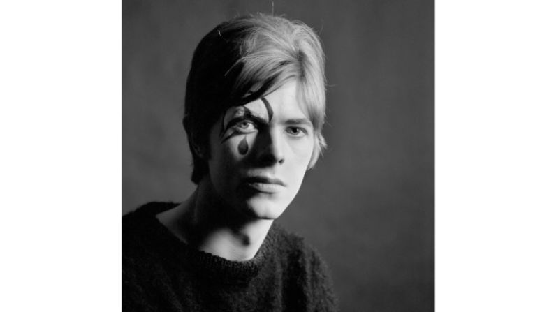 Aunque el disco no tuvo éxito, las fotos de esa sesión -algunas de las cuales muestran a Bowie maquillado, otras posando de manera exagerada- adquirieron un significado único.