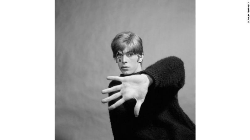 Cincuenta años después del lanzamiento del primer disco de David Bowie, que llevaba su nombre, se publica un libro con las fotografías de la sesión que se le hizo al cantante para la portada de ese álbum. Recorre la siguiente galería para ver algunas de esas fotos.