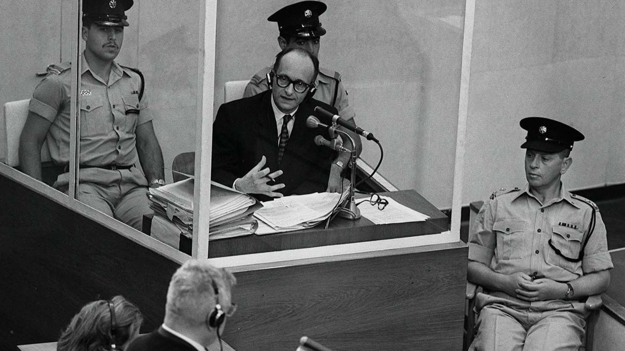 El criminal de guerra nazi Adolf Eichmann, durante su juicio en Israel tras ser secuestrado en Argentina.