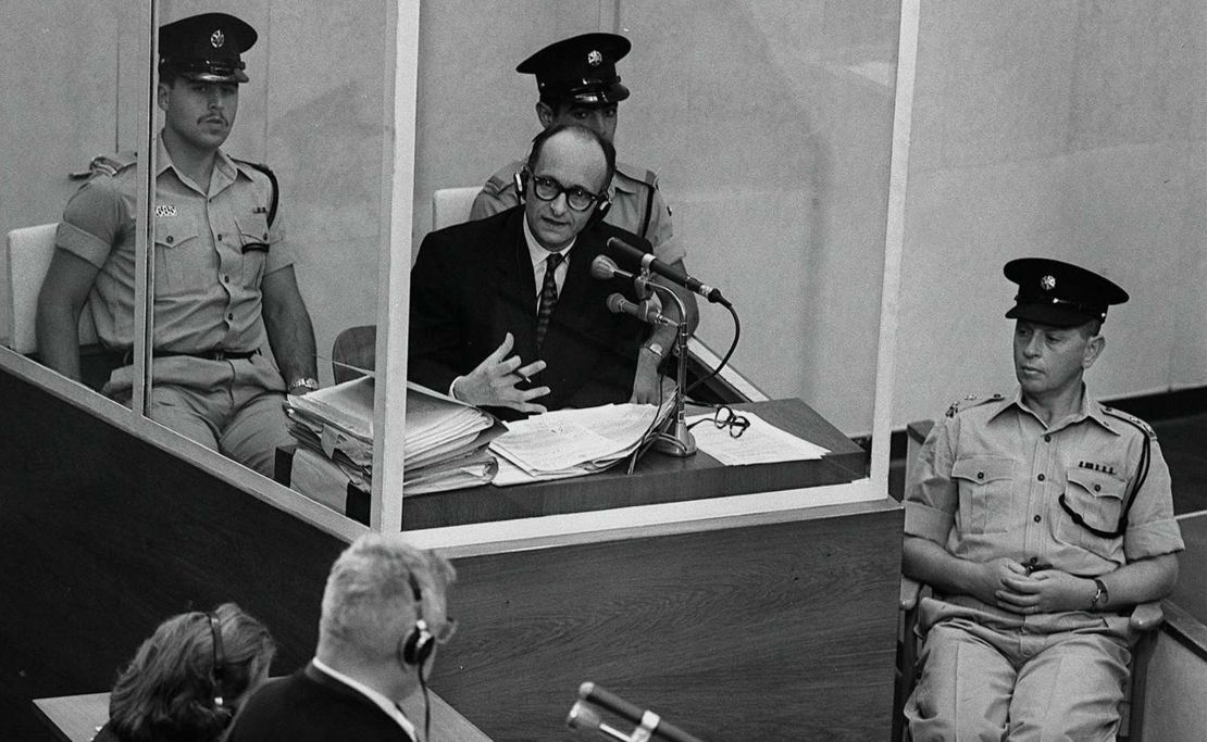 El criminal de guerra nazi Adolf Eichmann, durante su juicio en Israel tras ser secuestrado en Argentina.
