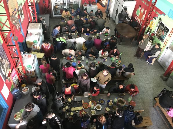 El comedor comienza a funcionar temprano a la mañana para servir el desayuno y luego siguen con la preparación del almuerzo. A la hora de comer, la gente comienza a llegar hasta colmar el lugar.