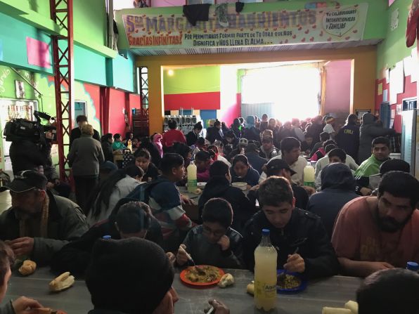 Hoy Margarita Barrientos significa mucho más que la posibilidad urgente de un plato de comida. La gente se acerca para saludarla, contarles sus penas o pedirle consejos. Casi como a una madre.