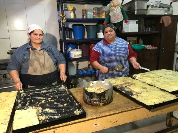 "Empezamos dando de comer a 15 niñitos y a un abuelo. No teníamos teléfono, era todo muy precario, el agua la teníamos lejos, teníamos que ir a buscar y después con la ayuda de mucha gente fue creciendo y aquí está", relata frente al comedor de su fundación que hoy alimenta a 2.600 personas todos los días.