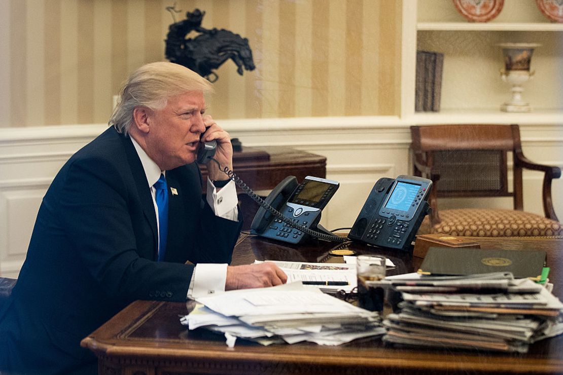 Donald Trump durante su conversación telefónica con el primer ministro australiano, Malcolm Turnbull