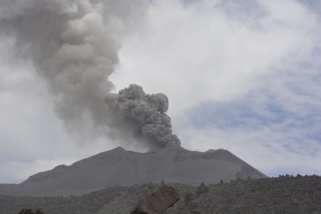 Volcán Sabancaya con una columna de humo y gases que sale de su cráter.