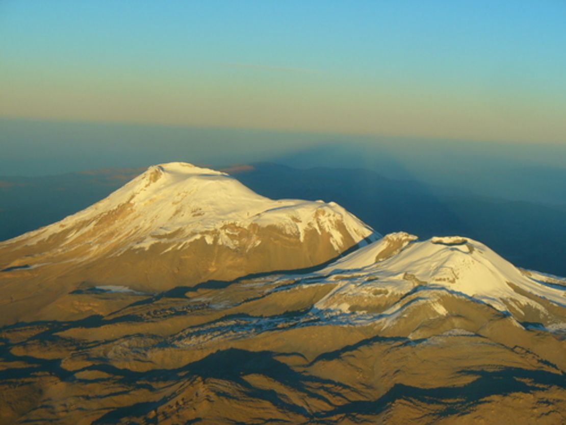 Volcán Sabancaya cuando no tiene explosiones o columnas de humo.