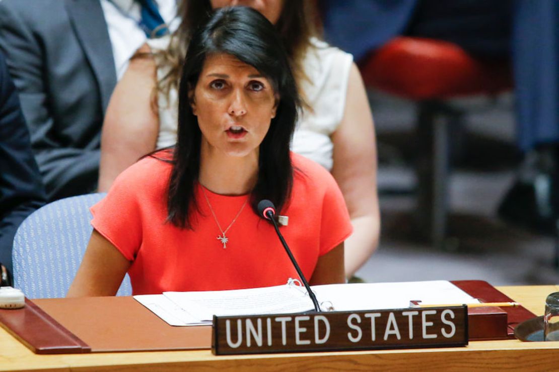 La embajadora de Estados Unidos ante la ONU, Nikki Haley, durante el gobierno Trump, en una sesión del Consejo de Seguridad en la que se aprobaron nuevas sanciones a Corea del Norte.