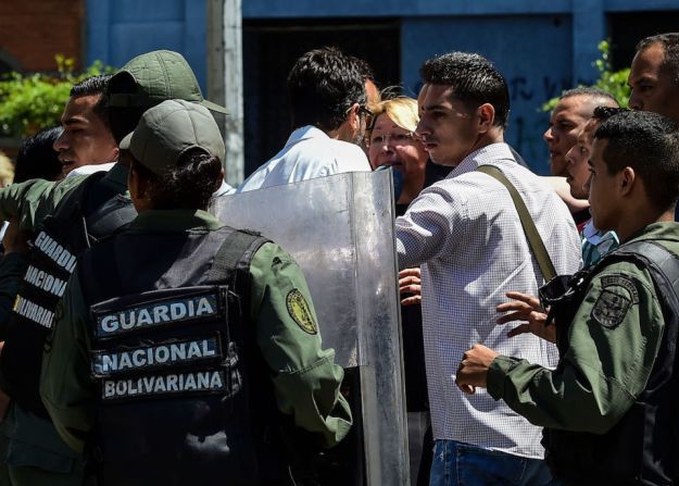 La ahora exfiscal general de Venezuela Luisa Ortega no pudo ingresar este sábado a la sede del Ministerio Público en Caracas.