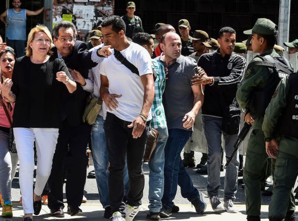 Ortega intentó ingresar al edificio pero no se le permitió.