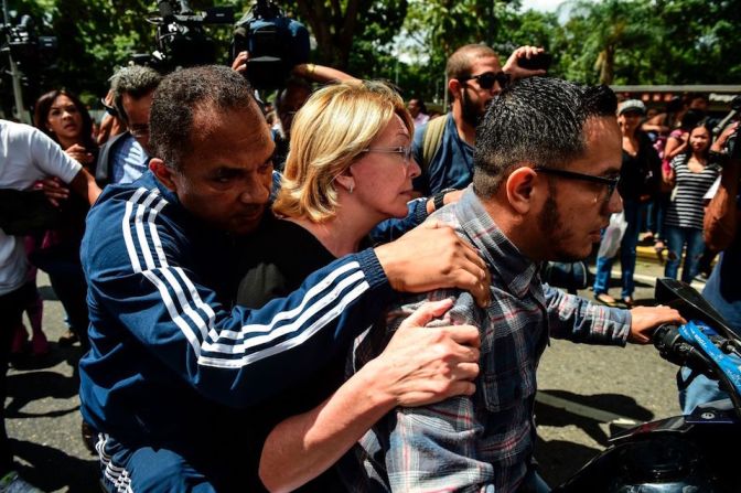 Ortega, crítica del gobierno de Nicolás Maduro, fue retirada de la zona en motocicleta.