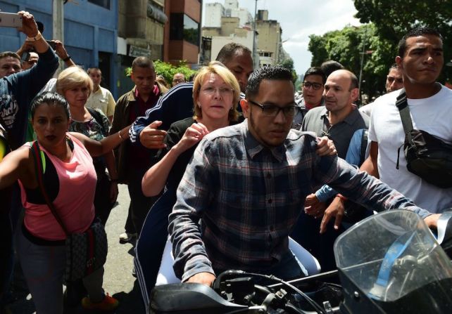 Ortega, crítica del gobierno de Nicolás Maduro, fue retirada de la zona en motocicleta.