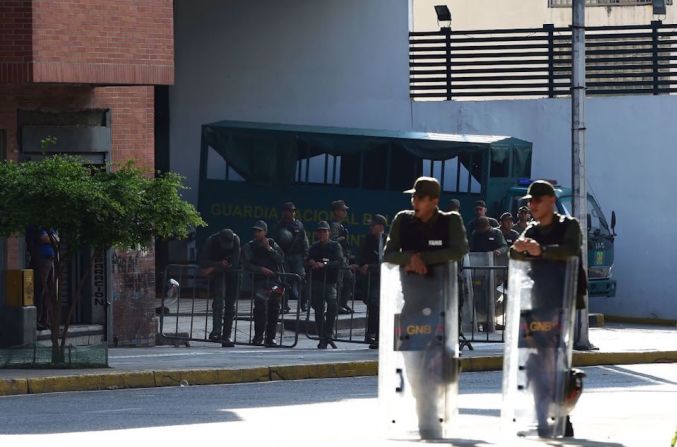 El edificio amaneció rodeado de elementos de la guardia nacional que impedían la entrada y salida del recinto.