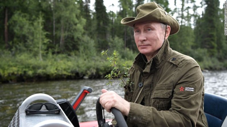 Imágenes dadas a conocer por el Kremlin muestran a Putin teniendo unas "salvajes" vacaciones en Siberia, con vestimenta de tipo militar.