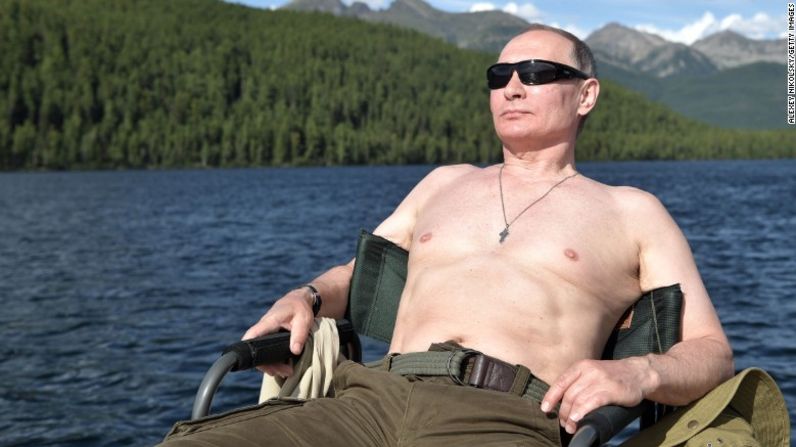 Tras una semana dominada por el anuncio de sanciones por parte de Estados Unidos, el presidente de Rusia, Vladimir Putin, se encuentra de vacaciones y, como ya es habitual, le gusta tomar el sol con el torso desnudo.