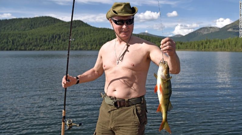 De nuevo con el torso desnudo, Putin muestra su afición por la pesca.