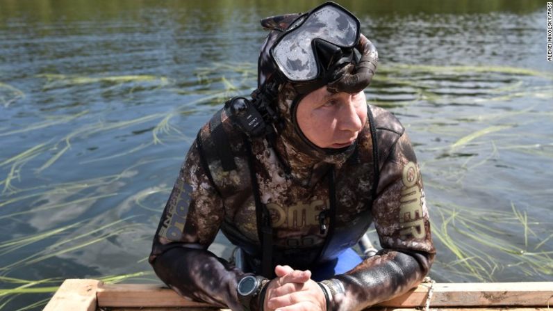 En una de las imágenes, Putin se da un chapuzón en el agua en un traje de buzo camuflado.