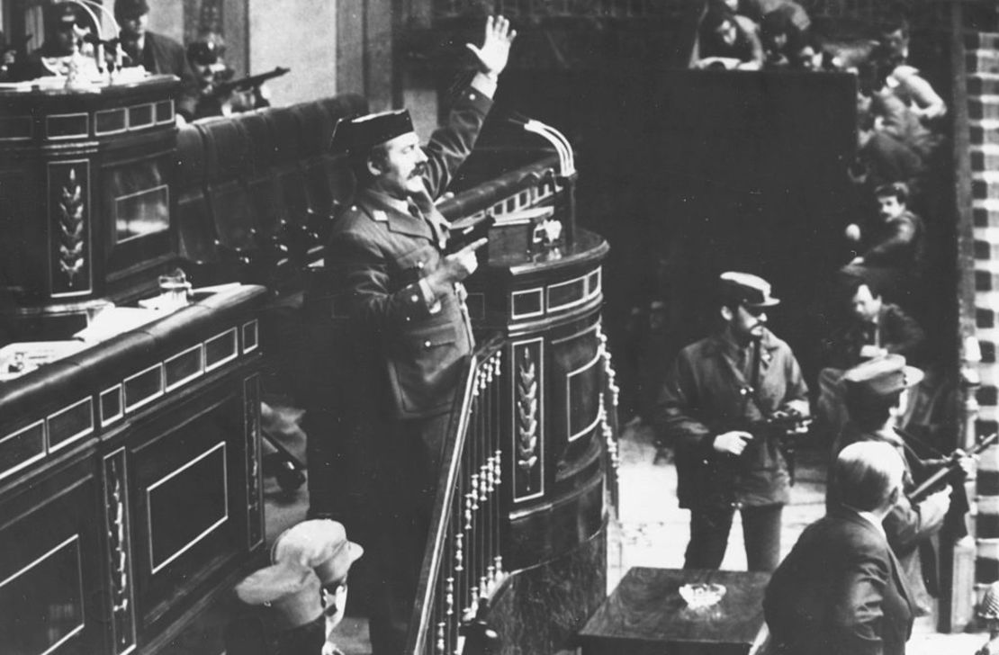 El coronel Antonio Tejero tomando las Cortes españolas durante el intento de golpe de Estado del 23 de febrero de 1981.