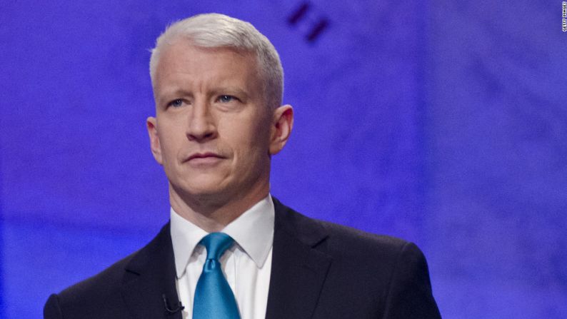 Anderson Cooper de CNN reveló públicamente que es gay en un correo electrónico enviado a Andrew Sullivan del Daily Beast. La misiva fue publicada en el sitio en julio de 2012.