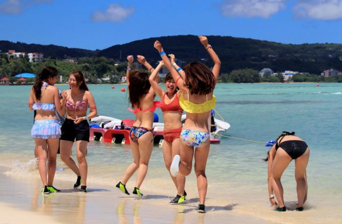 Bañistas en la playa de Tumon. EE.UU. usualmente rota por esta isla sus potentes bombarderos en lo que la Fuerza Aérea llama Presencia Continua de Bomberderos. Los B-1, B-2 y B-52 se ven usualmente en esta zona.