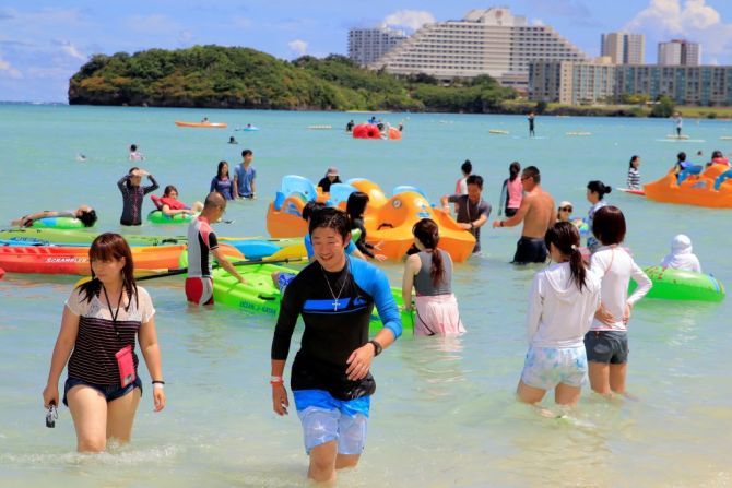 Los turistas disfrutan de la playa de Tumon. Guam es el territorio de EE.UU. más cercano a Corea del Norte. También es hogar de la Base de la Fuerza Aérea Anderse, desde la que EE.UU. ha enviado bombarderos B-1 en misiones hacia la Península Coreana.