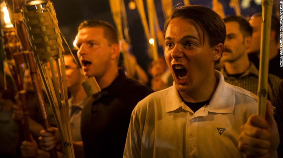 La marcha de este sábado ocurre horas después de que un amplio grupo de nacionalistas marcharan, llevando antorchas encendidas, en la Universidad de Virginia el viernes por la noche.