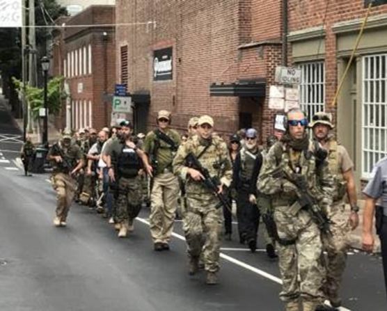 Personas vestidas como militares y llevando armas largas también aparecieron en la zona para manifestarse.