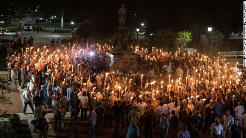 Con consignas como "sangre y tierra" y "no nos reemplazarán", el grupo marchó alrededor de una estatua de Thomas Jefferson antes de enfrentarse a manifestantes contrarios a ellos.