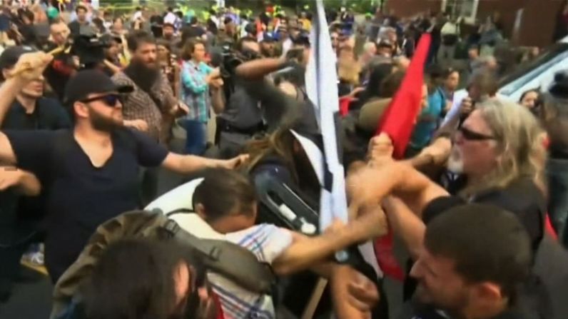 Grupos de manifestantes se enfrentaron este sábado en Charlottesville, Virginia, en Estados Unidos, previo a una marcha de nacionalistas blancos y grupos de extrema derecha.