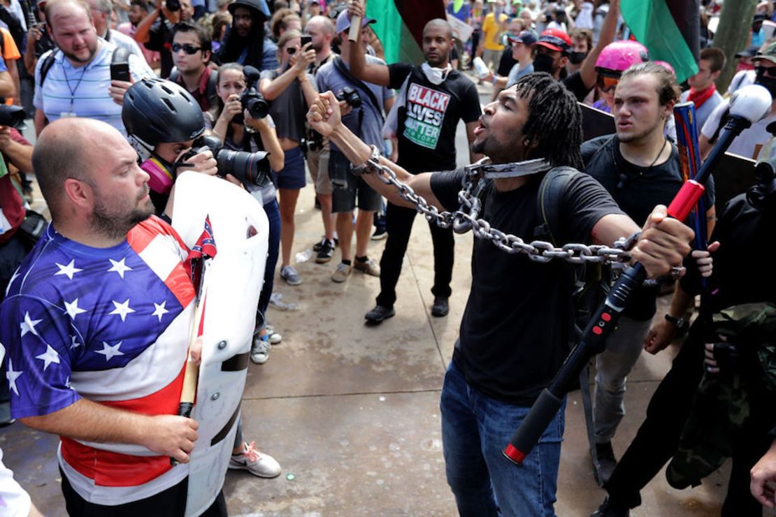 Nacionalistas blancos, neo-Nazis y miembros de extrema derecha intercambian insultos con contraprotestantes en Charlottesville, Virginia, el 12 de agosto de 2017.