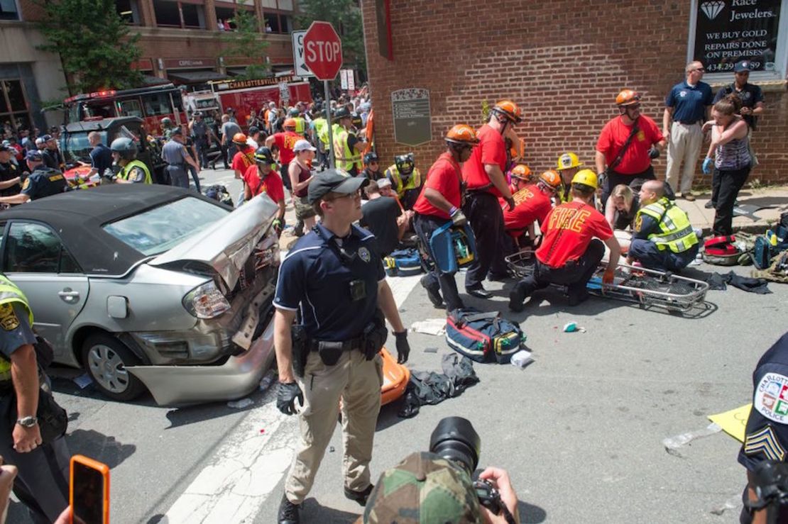 Una mujer recibe atención luego de que un auto se lanzara contra una multitud en Charlottesville, Virginia.